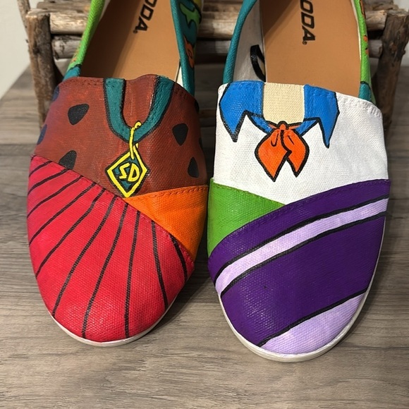 PRE OWNED CUSTOM HANDMADE PAINTED SCOOBY-DOO SLIP ON FLATS SHOES - Picture 5 of 15